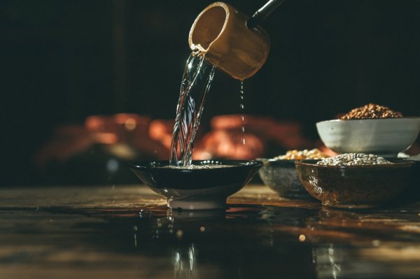 金斧子配资 泸州老窖“争三”战还有得打，营收增速创10年新低，董事长刘淼降薪近30万
