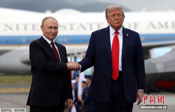 美国总统特朗普和俄罗斯总统普京当地时间15日在美国阿拉斯加州安克雷奇举行会晤。